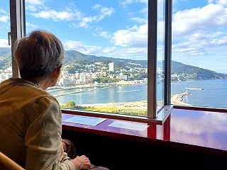 認知症の90歳の母と熱海旅行｜車いす・ト…