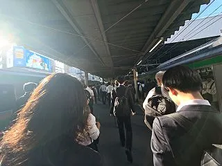 朝の企業戦士たち