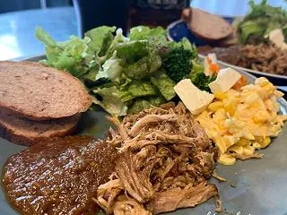 ハワイで購入したBBQソースを使ってプル…