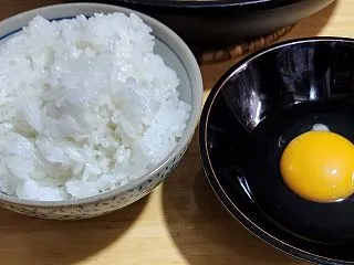 白飯と生卵を用意して…
