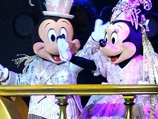 どこで見ればミッキーとミニー会える？ビリ…