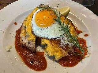 自家製ポルケッタ チーズと目玉焼きのせ！…