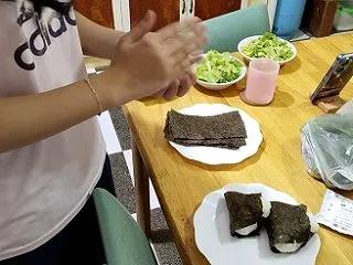 おにぎり、自分の分は自分で！