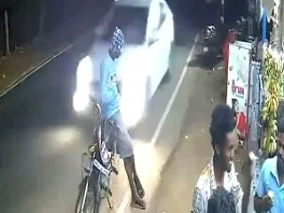 【動画】バイクをはね飛ばして走り去る車