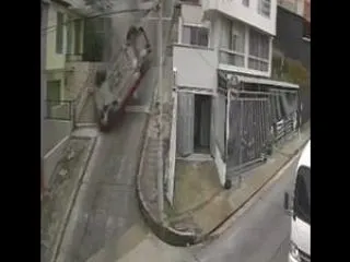 【動画】狭く急な坂道を猛スピードで下りる…