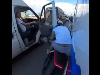 【動画】車の間を猛スピードですり抜けるバ…