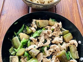 色々なおかずとごはん。簡単きな粉クッキー