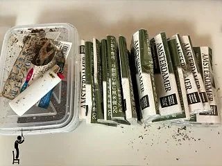 吸い残しの煙管用たばこをひとまとめにして…