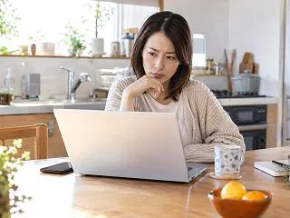 フィッシングメール 本物と偽物を見分ける…