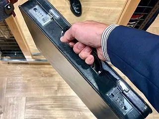 娘婿にAIGNERのレザーアタッシュケー…
