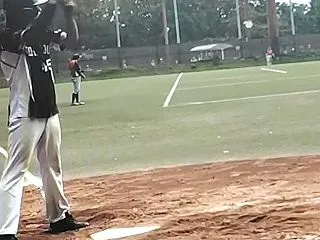 おっさんが後方に飛んだ外野フライをキャッ…