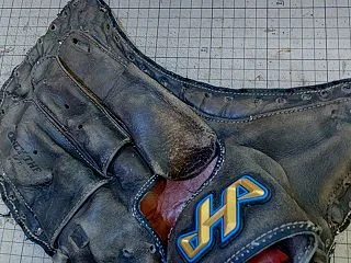 キャッチャーミット！平裏当て革交換修理で…
