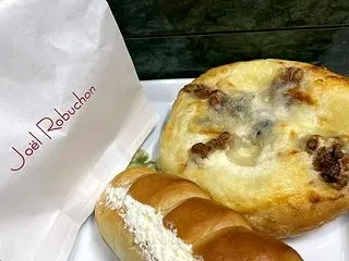 ロブションのパンと香港のワンコトイレと