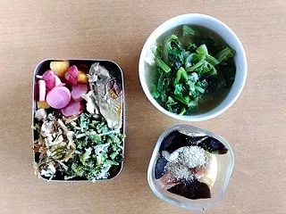 みそ汁の器の方がお弁当箱より大きくてびっ…