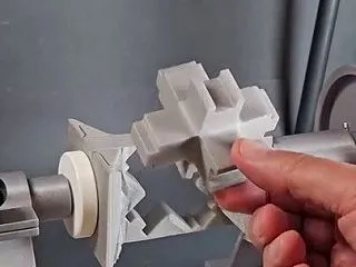 四角い発泡材を機械が階段状に切り刻むと、…