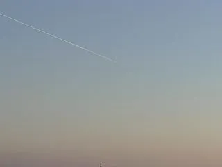 ひこうき雲 朝早くから 