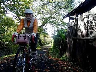 秋の里山サイクリング、風景も秋色に染まっ…