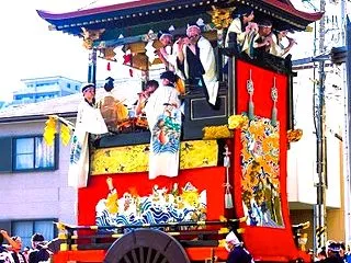 ③きらびやかな曳山13基が巡行 湖国三大…