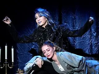 花組「エリザベート」開幕。観劇デートで考…