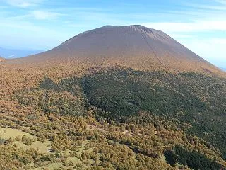 黒斑山から黄金色の浅間山を眺めました