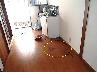 アパートのフローリングに冷蔵庫の跡