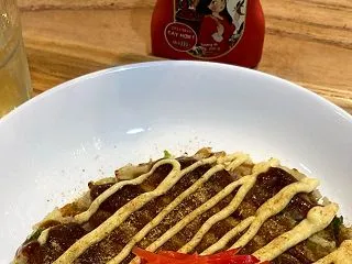 お好み焼きの味変に、ピリ辛チリソース。