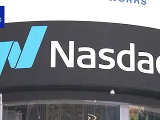 ダウ+0.67%、ナスダック−4.48%…