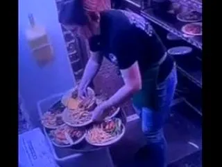 【動画】女性スタッフがゴミ箱の縁をテーブ…