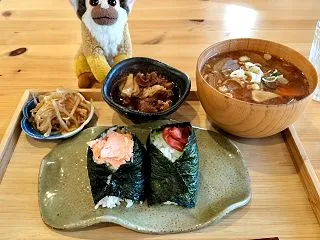 おにぎり食べて社会貢献