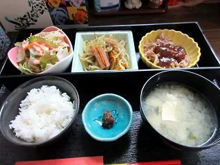 「ちゅら」、沖縄料理店の日替わりランチ。…
