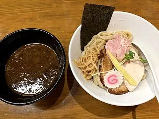 池袋「馳走麺 狸穴」！香る北海道産全粒粉…
