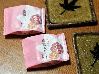 薔薇とピーチのもみじ饅頭