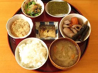 塩鯖、煮物、小松菜のお浸し、酢納豆、焼海…