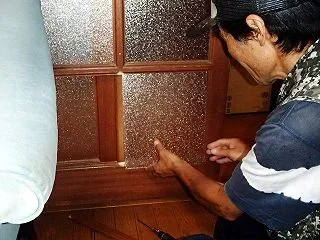 内装建具のガラスが割れた