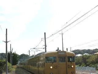 山陽本線 123系 新下関駅の中線を走行…