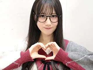 【日向坂46】鶴崎仁香が超ミニスカで美脚…