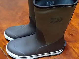 雨の釣りには長靴！ダイワ「タイトフィット…