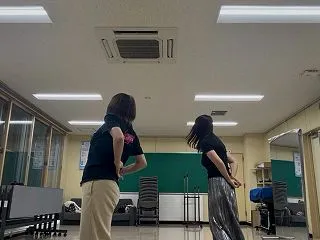初披露
