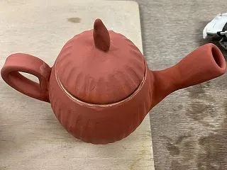 陶器：ティーポットの釉薬掛けは