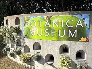 生大仲間で花の美術館へ