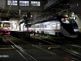 夜に並ぶ2本の白とピンクの京成8800形