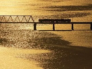 鉄橋を渡る