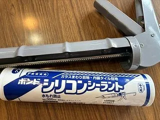スニーカーの靴底をシリコンシーラントで修…