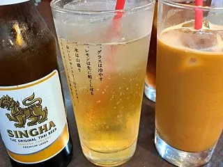 犬と一緒にタイ料理