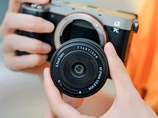 フルサイズ用なのに厚さ16mm。TTAr…