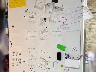 マンションのリビングの壁をホワイトボード…