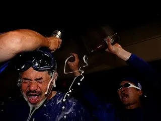 【画像】宮﨑敏郎選手のビール掛け