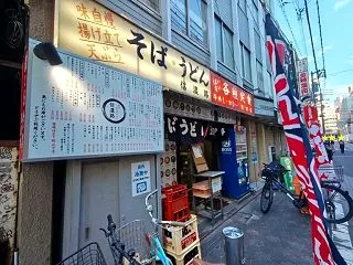 立ち食いそばも定食も酒も、昭和の面影とと…