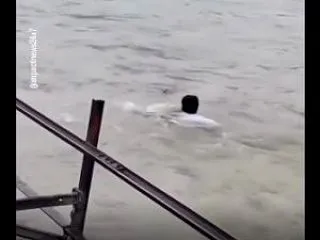【動画】ガンジス川で、勇敢な少年2人が溺…