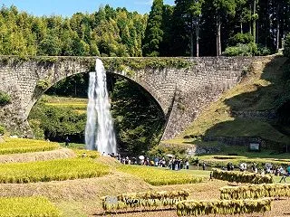 秋の通潤橋放水